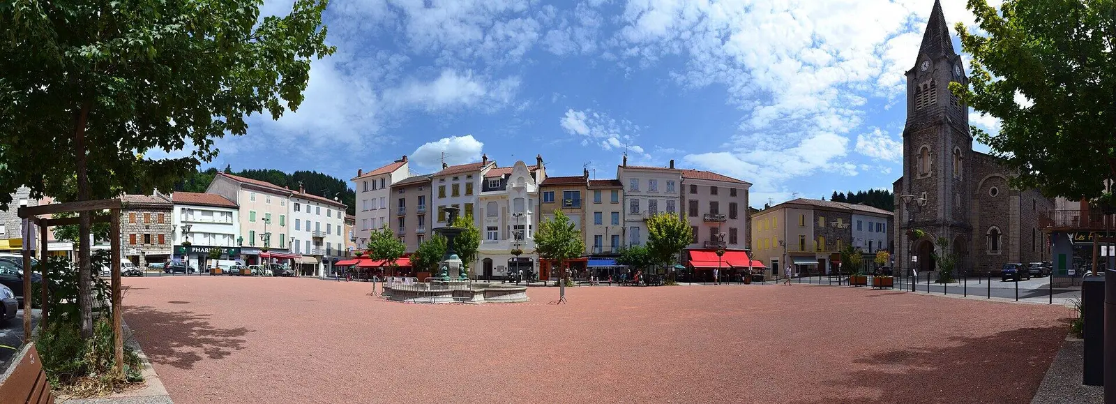 La place Saléon-Terras au Cheylard, bordée de commerces