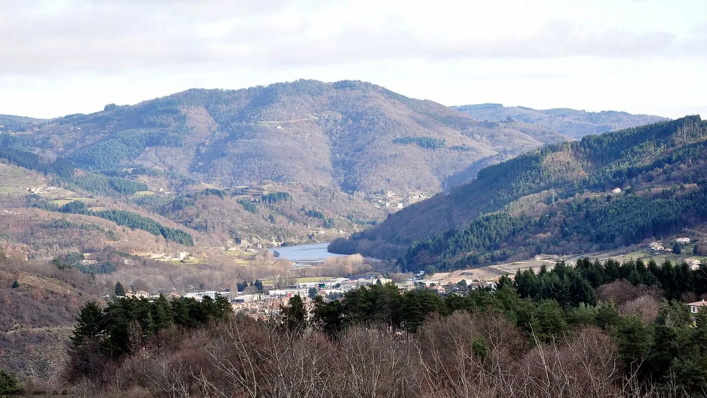 La vallée de l'Eyrieux et Le Cheylard vus depuis Jaunac